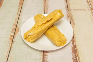 Mısır, kuru üzüm, tarçın ve şekerli tatlı humitalar kendi mısır kabuklarında buğulanır.