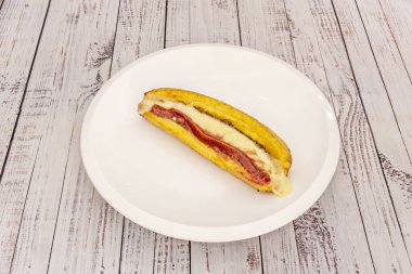 Geleneksel Güney Amerika humitası taze mısır ezmesi, soğan, fesleğen ve peynirli mısır kabuklarına sarılı.