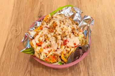  Erimiş çiftçi peynirli Kolombiya mısır arepası, yanında tereyağlı ve sütlü sıcak servis edilir.