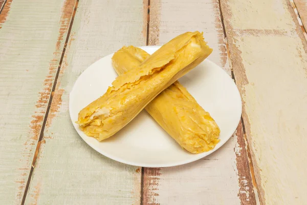 Mısır, kuru üzüm, tarçın ve şekerli tatlı humitalar kendi mısır kabuklarında buğulanır.