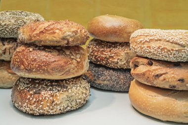 Bu simit duyusal bir ziyafet sunuyor: ekmeğin çıtır çıtır kabuğu, peynirin kreması, somonun tuzlu pürüzsüzlüğü ve kaparilerin keskin dokunuşu ve turşulu kırmızı soğan.