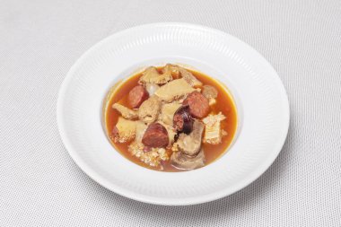 İşkembe, Madrid barlarında geleneksel bir yemek olan kalın, baharatlı sosuyla birlikte, soğuk bir sabahta paylaşmak için ideal, düz bir tabakta buharı üstünde servis edilir.