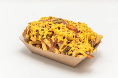 Bol peynirli karton tepsi ve patates kızartması..