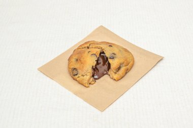 Naneli çikolatalı kurabiye, ferahlatıcı bir tat ve pastanın içinde belirgin açık yeşil bir renk var.