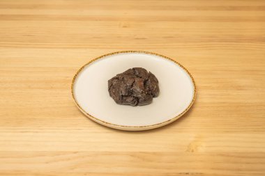 Badem ve vişneli kurabiye, kavrulmuş badem ve kurutulmuş kiraz, selofana sarılmış hediye kutusunda sunuluyor.