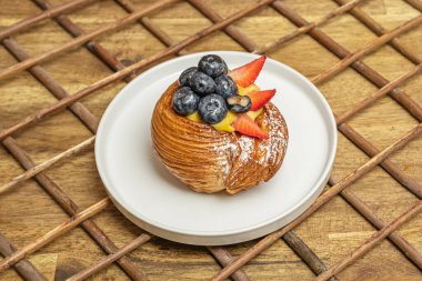 Şekerle tarçınlı ve akçaağaç şurubuyla kaplanmış kıtır kıtır domuz pastırması sayesinde tarçınlı rulo.