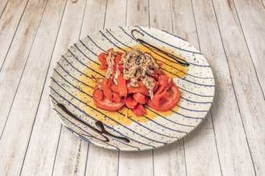 Ferahlatıcı domates ve karpuz salatası, her iki meyve küpü, taze peynir, doğranmış nane, zeytinyağı, limon ve karabiber sosu.