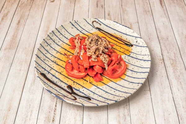 Ferahlatıcı domates ve karpuz salatası, her iki meyve küpü, taze peynir, doğranmış nane, zeytinyağı, limon ve karabiber sosu.