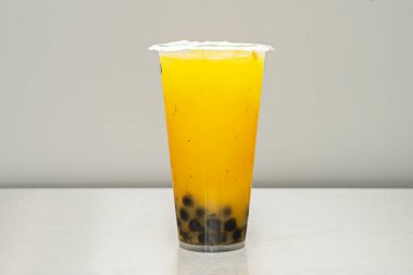 Kapaklı mango aromalı köpük çayı.