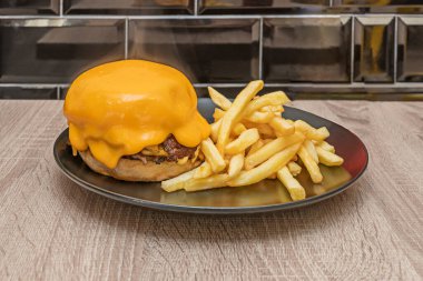 Klasik bir hamburger, erimiş çedar peynirinin yumuşak çörek, sulu et ve gevrek sebzeler arasındaki birleşik unsur olarak kullanıldığı en yüksek ifadesine ulaşır.