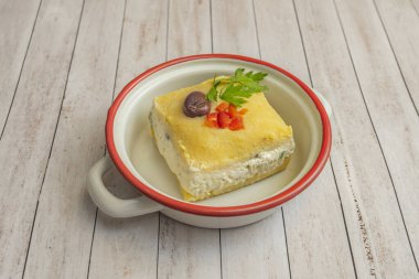 Aşçılık kontrastı tabağı: ince ton balıklı tataki dilimleri, dıştan kurutulmuş ve içeriden yakut kırmızısı, soya ve zencefil sosu ile kaplanmış.