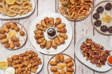 İspanya 'yı en basit gastronomik zevkleriyle keşfetmek için bir davetiye: ahşap yakılmış ızgara sardalya, sarımsaklı ekmek, manchego usulü ratatouille