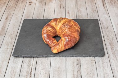 Aşçılık kontrastı tabağı: ince ton balıklı tataki dilimleri, dıştan kurutulmuş ve içeriden yakut kırmızısı, soya ve zencefil sosu ile kaplanmış.