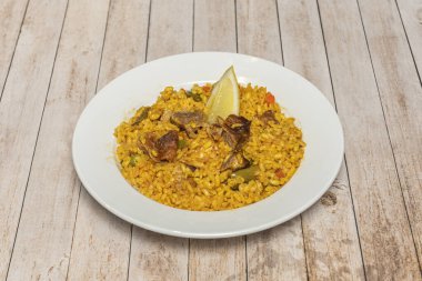 Deniz ürünleri ve tavukla karışık paella 'nın hava görüntüsü, servis için karıştırmadan önce malzemelerin düzenli bir şekilde düzenlenmesini gösterir.