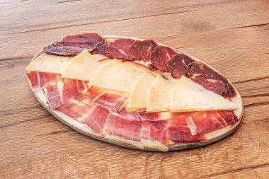 Aşçılık kontrastı tabağı: ince ton balıklı tataki dilimleri, dıştan kurutulmuş ve içeriden yakut kırmızısı, soya ve zencefil sosu ile kaplanmış.