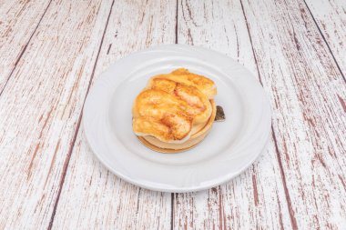 Mandarin limonlu turta, canlı portakallı mandalina, üzeri karamelize edilmiş mandalina dilimleri ve İtalyan kreması ile kaplı.