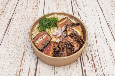 Tabağın ortasında parlak somon balığının avokado, turp ve kızarmış susam tohumlarıyla buluştuğu bir renk ve tazelik patlaması.