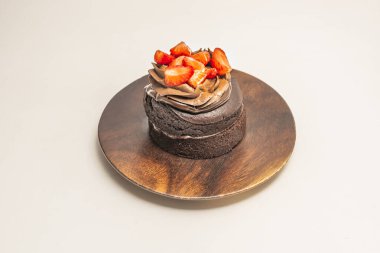 Çikolata ve turuncu pasta, portakal aromalı sünger, portakal aromalı ganache dolgu, ve şekerli portakal parçalı çikolata.