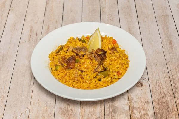 Deniz ürünleri ve tavukla karışık paella 'nın hava görüntüsü, servis için karıştırmadan önce malzemelerin düzenli bir şekilde düzenlenmesini gösterir.