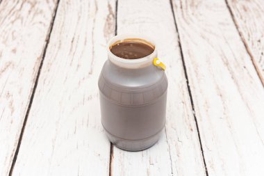 Bir litre plastik kutuda bir litre sıcak çikolata.