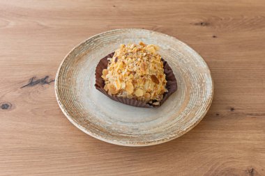 Aşçılık kontrastı tabağı: ince ton balıklı tataki dilimleri, dıştan kurutulmuş ve içeriden yakut kırmızısı, soya ve zencefil sosu ile kaplanmış.