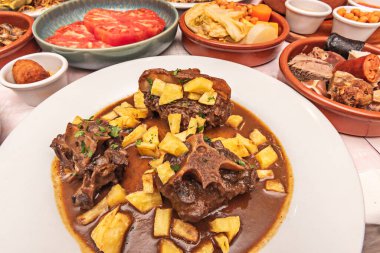 Aşçılık kontrastı tabağı: ince ton balıklı tataki dilimleri, dıştan kurutulmuş ve içeriden yakut kırmızısı, soya ve zencefil sosu ile kaplanmış.