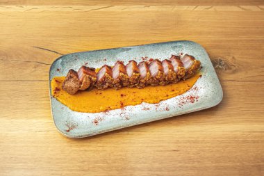 Salamanca usulü domuz eti, kızarmış ekmek ile servis edilir. Pişmiş domuz göbeğinin kalitesini vurgulayan basit ama lezzetli bir sandviç yapılır.