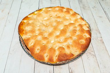 Tahta bir tahtanın üzerindeki yuvarlak Torta de Aranda 'nın tam bir görüntüsü, karakteristik, sanatsal ve ev görünümlü, kesilmeye ve paylaşılmaya hazır..