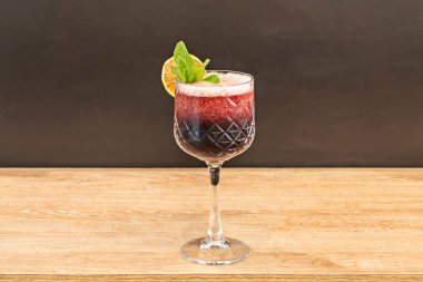 Meşe ağacının üstünde bir bardak tinto de verano.