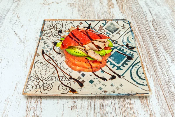 Taze ve renkli bir salata. Kalın domates dilimleri, ince dilimlenmiş kırmızı soğan ve bol bol fesleğen yaprağı ve ekstra saf zeytinyağı ile kaplanmış..