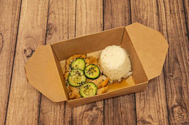 Sichua stili Kung Pao tavuğu, dağ biberleri ve Sichuan biberlerinden oluşan baharatlı ve çiçekli aromalı yeşil soğanlı.