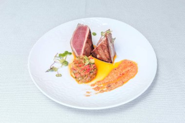 İnceliğe bir övgü: ızgarada kızarmanın yoğun tadı ile bu tatakinin kalbindeki hassas çiğ et arasındaki mükemmel denge..