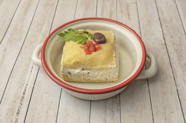 Causa rellena (doldurulmuş kausa) kremalı ji amarillo soslu doğranmış tavukla doldurulmuş, dairesel bir şekle bürünmüş ve ince avokado dilimleri, kızarmış mısır ve kişniş filizi ile süslenmiş.