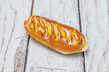 Geleneksel fast food 'un özünü yakalayan bu klasik sosis, sosis, taze çörek, ketçap, hardal ve bir tutam turşu gibi temel ama mükemmel kombinasyonuyla parlıyor.