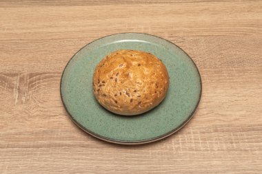 Basitliğin zerafeti: mükemmel bir Fransız ekmeği, yumuşak, havadar kırıntılarıyla çelişen kesiklerle dolu kıtır kıtır kabuğu.