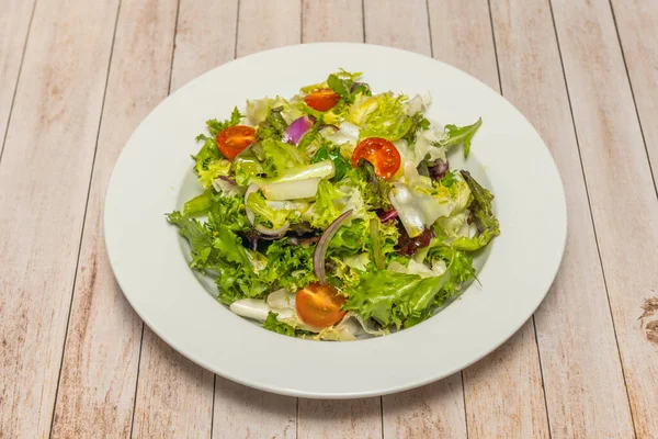 Aşçılık kontrastı tabağı: ince ton balıklı tataki dilimleri, dıştan kurutulmuş ve içeriden yakut kırmızısı, soya ve zencefil sosu ile kaplanmış.