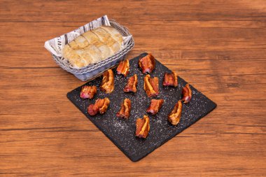 Geleneksel domuz katliamından kalma domuz eti, kabaca kesilmiş ve bol bol yağsız et ile, içi yumuşayana kadar yavaşça kızartılmış, dışı ise altın sarısı kahverengi.