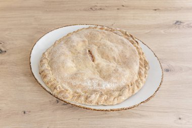 Aşçılık kontrastı tabağı: ince ton balıklı tataki dilimleri, dıştan kurutulmuş ve içeriden yakut kırmızısı, soya ve zencefil sosu ile kaplanmış.