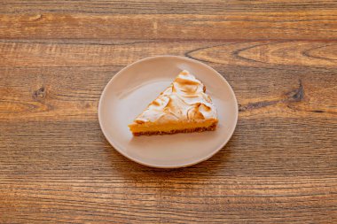 Her biri kısa kabuklu hamur tatlısı, limon kreması ve küçük bir fırında kızartılmış krema içeren limonlu turtalar.