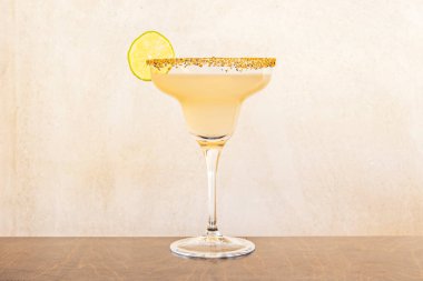 Kızarmış elmanın üstünde domuz eti sunumu. Domuzun tuzu ve çıtır çıtır olması ile tatlılığı arasında bir zıtlık arıyor.