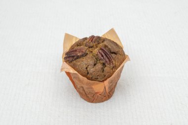 Hindistan cevizi ve limonlu kek, hindistan cevizi jöleli ve limon aromalı, kızarmış hindistan ceviziyle süslenmiş.