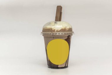 Eve teslim etmek için plastik bardakta çikolatalı kurabiye ve milkshake.