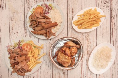 Pirinçli kebap kasesi, et seçimi, nohut, kırmızı soğan, yoğurt ve limon sosu..