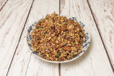 Fasulye filizi, kereviz, soğan ve kırmızı dolma biberli Amerikan-Çin usulü karides dilimli suey mısır nişastası ve fal kurabiyeleriyle servis edilir..