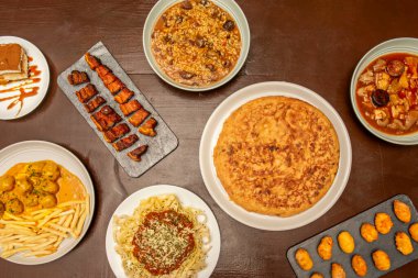 İki dilim ekmek arasında servis edilen bir dilim patates omleti, geleneksel bir sandviç gibi, çok yönlülüğünü bir paket olarak gösteriyor.