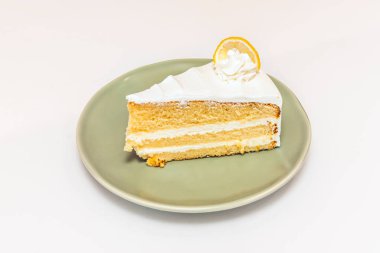 Kremanın düzensiz olarak dağılıp renk farklılıkları yaratmak için yakıldığı ve krema şekeri tozuyla kaplandığı köy usulü limonlu turta.