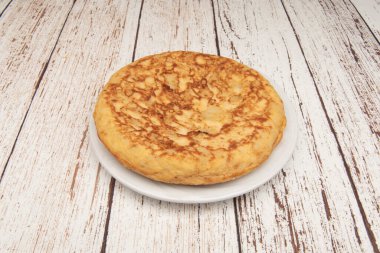 Kızarmış elmanın üstünde domuz eti sunumu. Domuzun tuzu ve çıtır çıtır olması ile tatlılığı arasında bir zıtlık arıyor.