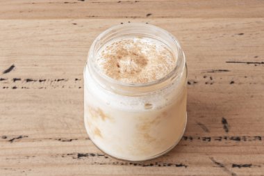 Geleneksel Tres Leches Pastası, buharlaşmış süt, yoğunlaştırılmış süt ve yoğun krema karışımına batırılmış sünger keki, üstüne de kızarmış İsviçre kreması.