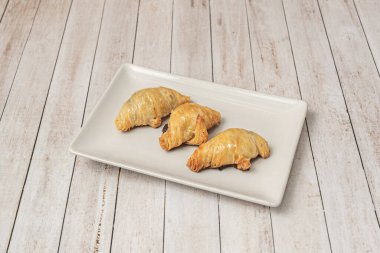 Kızarmış elmanın üstünde domuz eti sunumu. Domuzun tuzu ve çıtır çıtır olması ile tatlılığı arasında bir zıtlık arıyor.