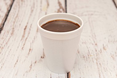 Kızarmış elmanın üstünde domuz eti sunumu. Domuzun tuzu ve çıtır çıtır olması ile tatlılığı arasında bir zıtlık arıyor.